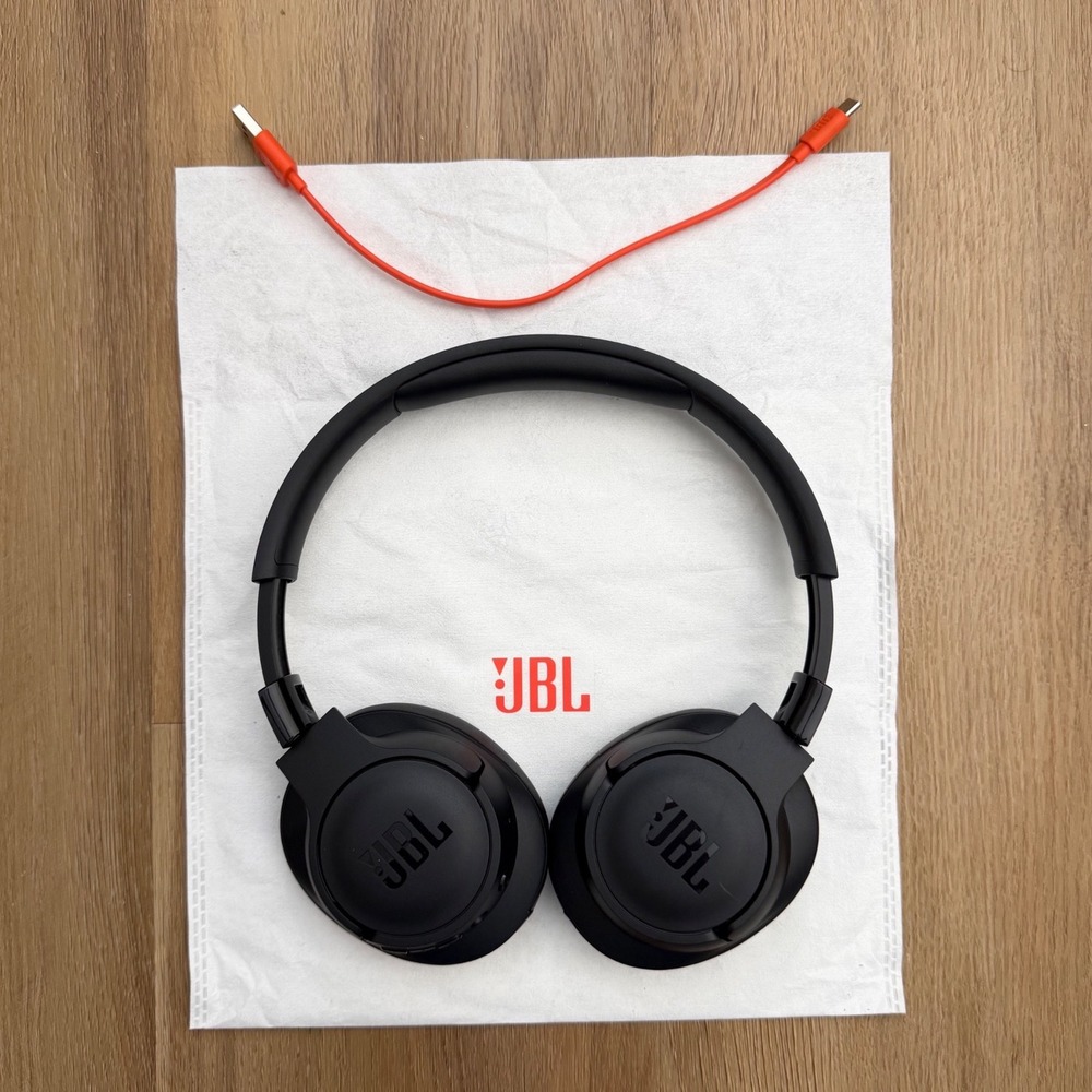 JBL Tune 720BT Wireless Over Ear Bluetooth Headphones Black w/ charger